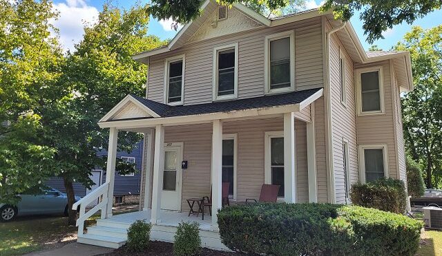 377 W 8th St, Winona MN 55987