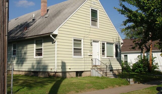 66 W 11th St, Winona MN 55987